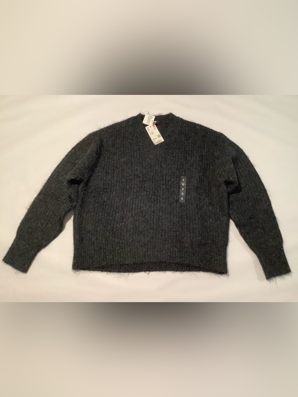 Uniqlo Women's Charcoal V-Neck Sweater - Picture 2 of 6